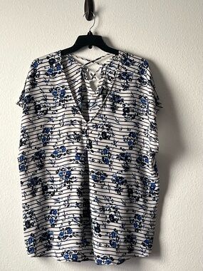 Torrid Stylish White Striped Floral V-Neck Tie-Back Blouse, Size 4